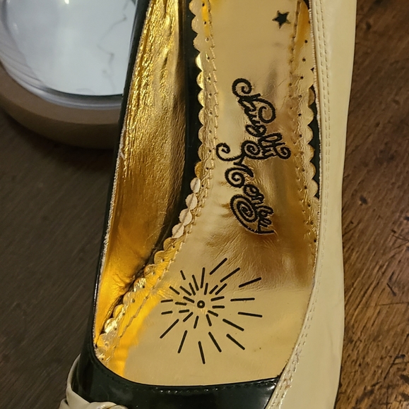 Size 8 Heels - Picture 3 of 3